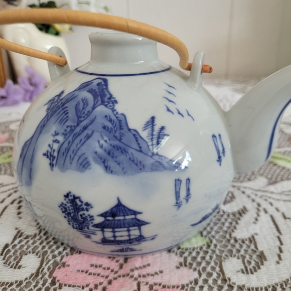 Vintage Blue and White Tea Pot with bamboo Handle Asian Theme - Picture 6 of 13